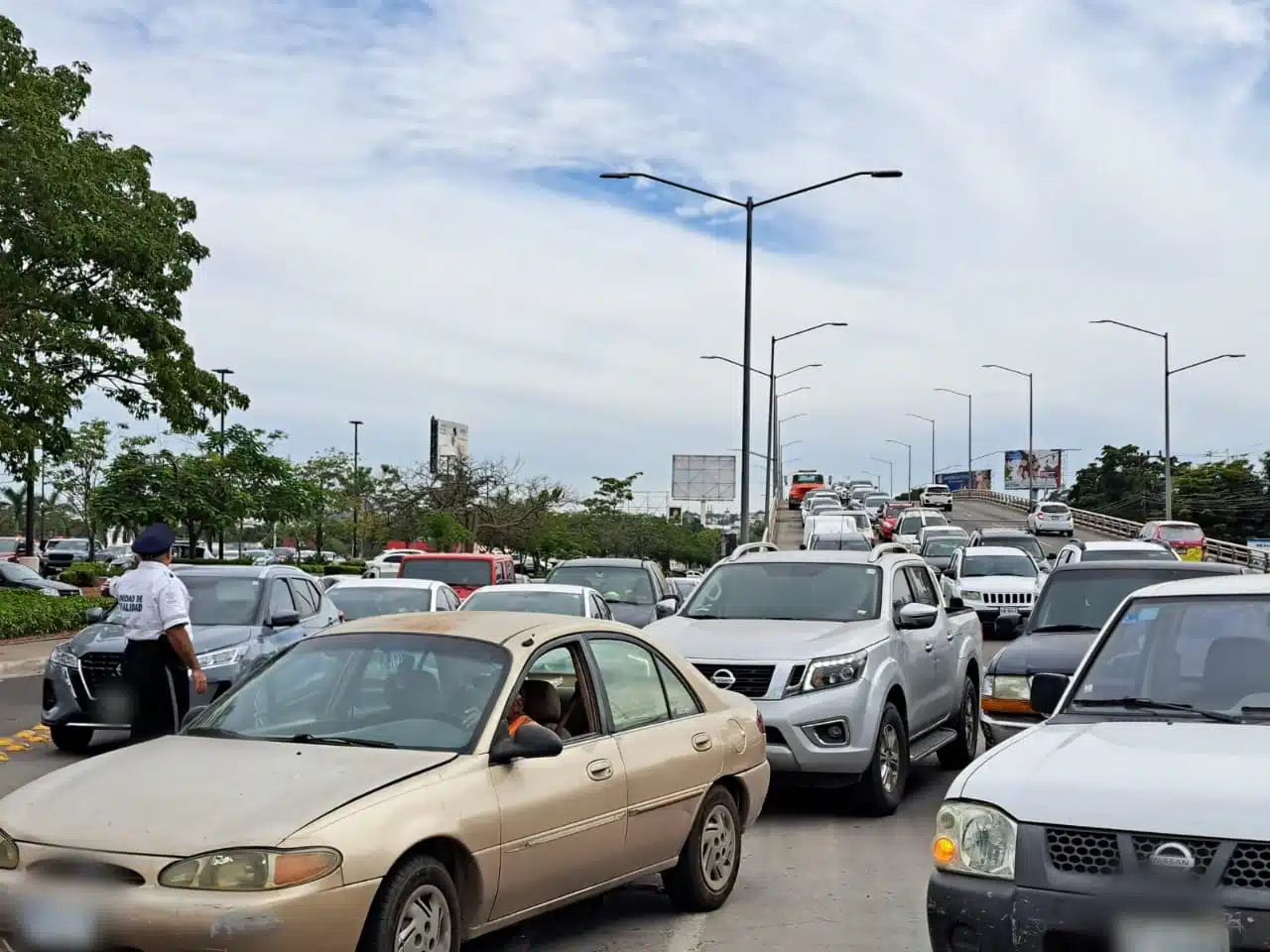 vehículos accidentados sobre el bulevar Rolando Arjona en el sector Tres Ríos de la ciudad de Culiacán.