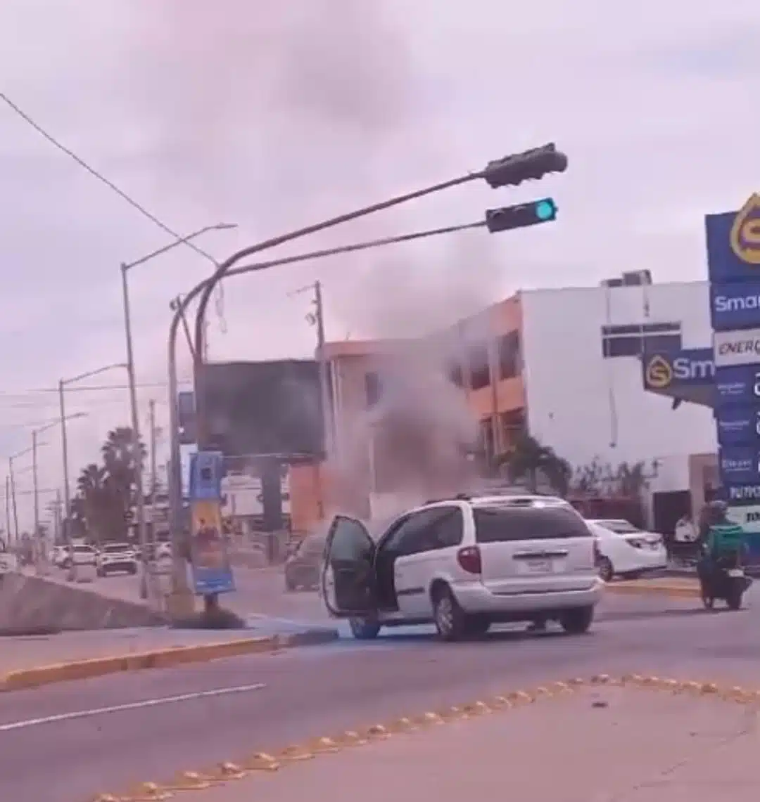 Incendio consume camioneta en Mazatlán.