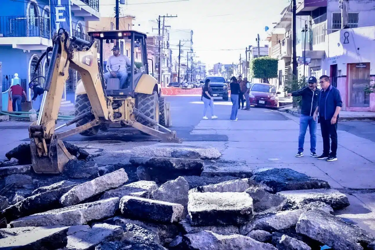 obra de aguas negras en calles de Mazatlán