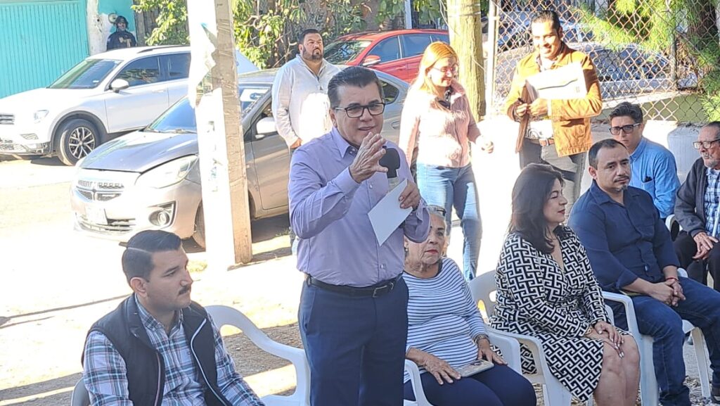 Alcalde de Mazatlán se reúne con vecinos de la calle Antonio Cuadras y sus alrededores, en la colonia Juárez, para dar el banderazo el arranque de la obra de pavimentación