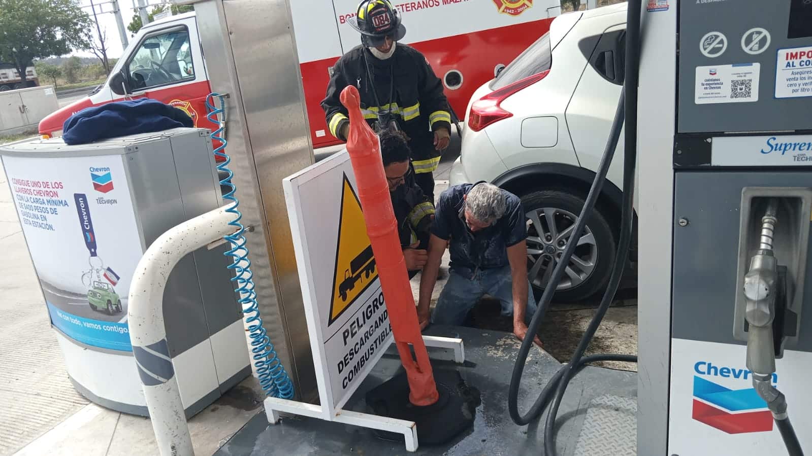 Paramédicos atendiendo a hombre con picaduras de abejas