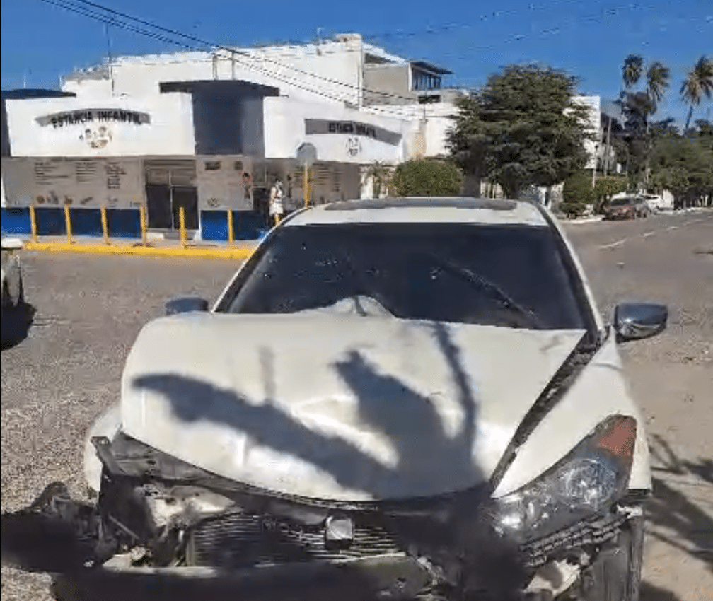 choque de vehículos deja daños materiales en el centro de Guasave
