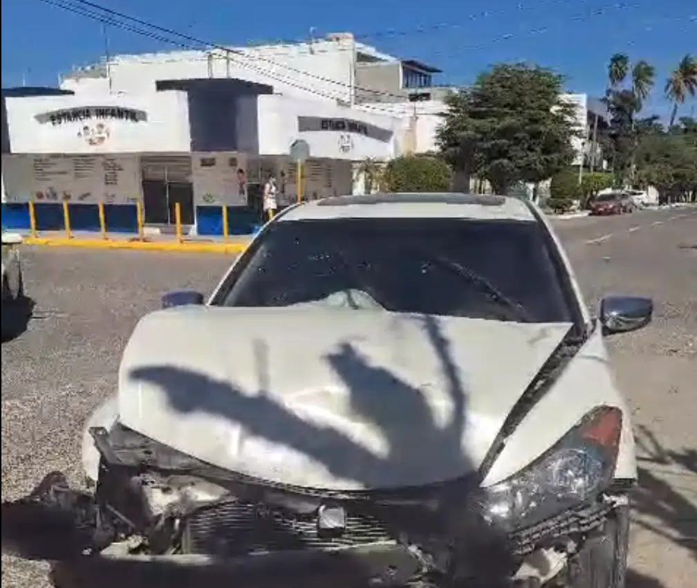 choque de vehículos deja daños materiales en el centro de Guasave