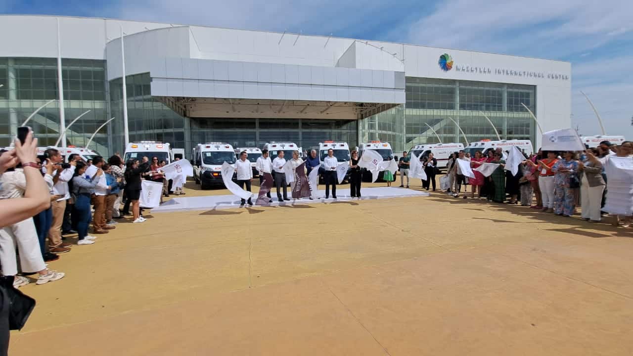 Patrimonio de la Beneficencia Pública entregó 19 ambulancias al gobernador de Sinaloa, Rubén Rocha Moya