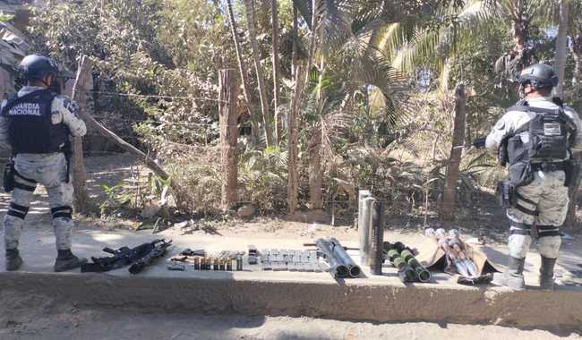 Armas y lanzacohetes decomisados en Puerto Vallarta
