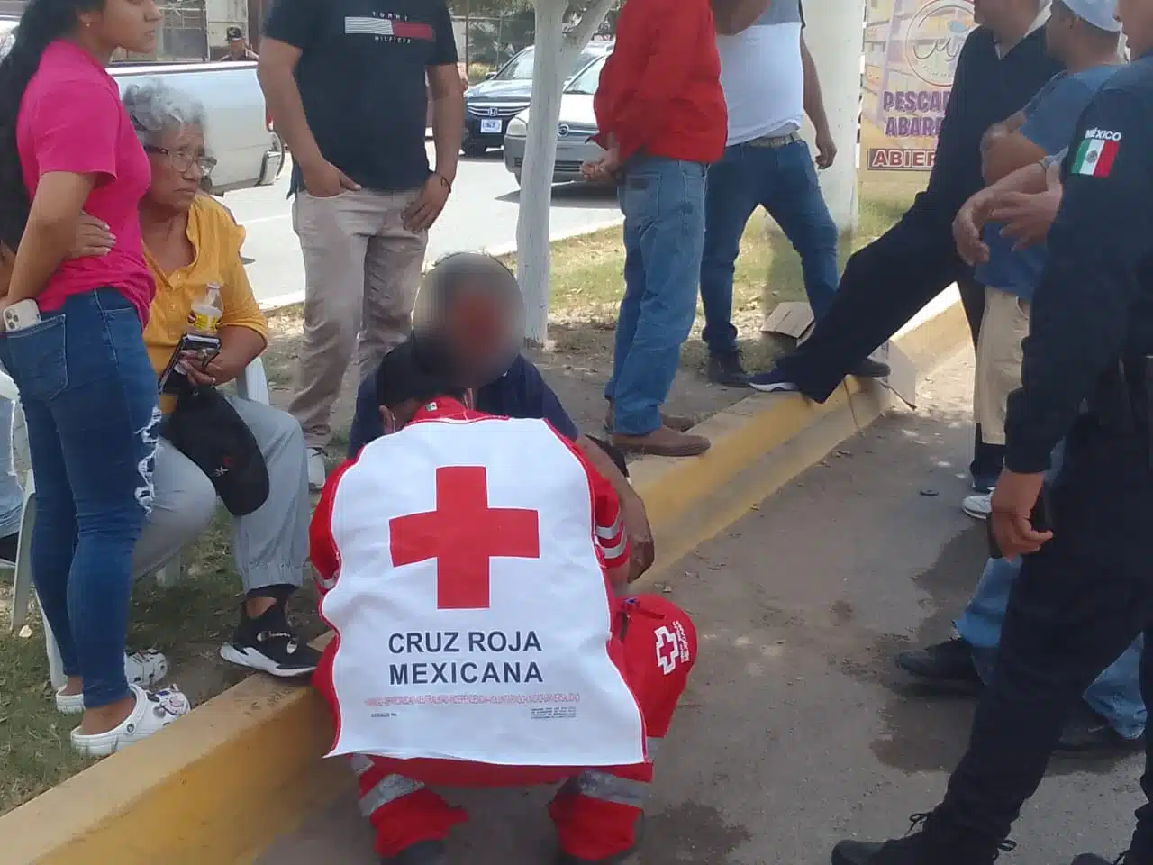 Paramédico de Cruz Roja atendiendo a lesionado