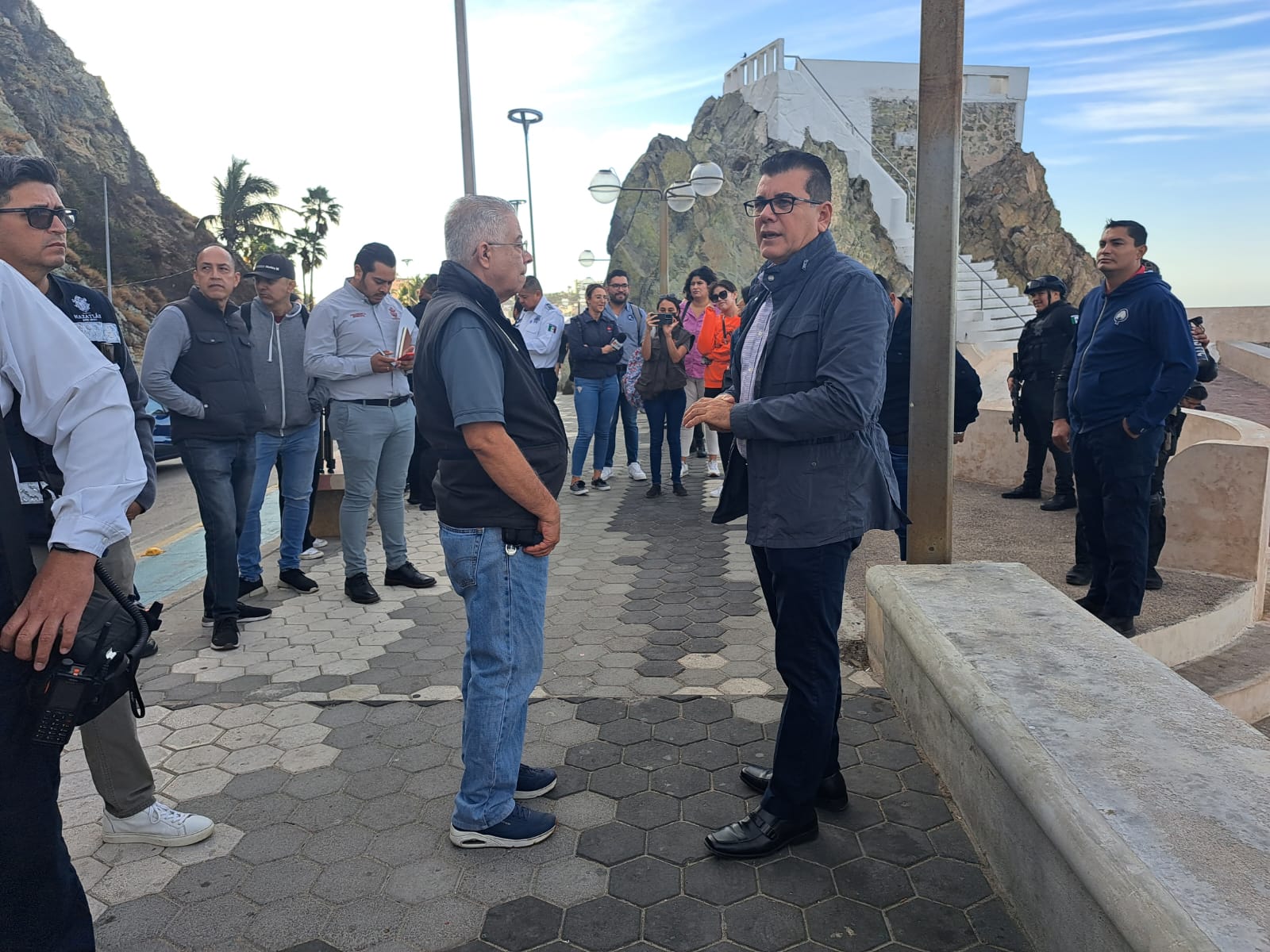 Édgar González en recorrido por la zona carnavalera