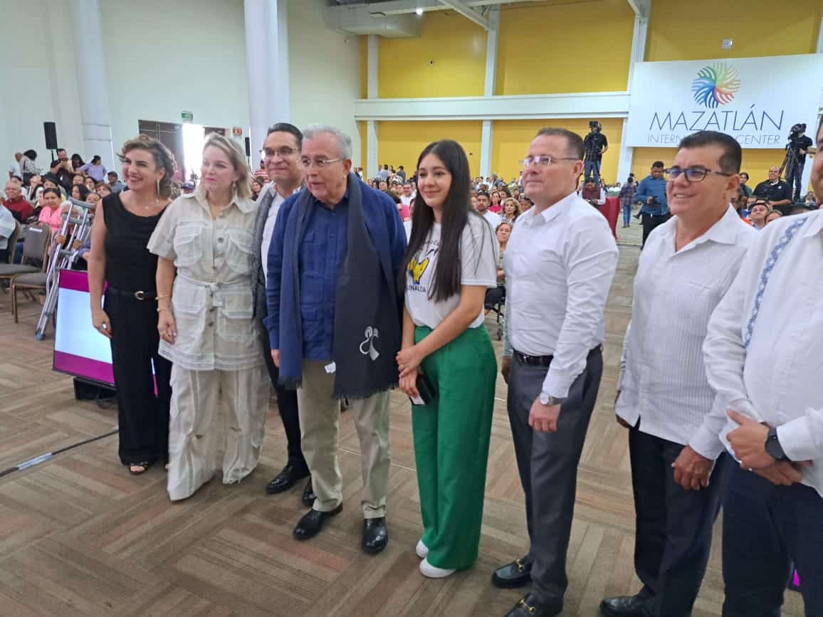 Asistentes al evento, titular de la Unidad de Administración y Finanzas de la Secretaría de Salud Federal, Marco Vinicio Gallardo Enríquez; la presidenta del Sistema DIF Sinaloa, Eneyda Rocha Ruiz; el secretario de Salud de Sinaloa, Cuitláhuac González Galindo; la directora general de la Beneficencia Pública de Sinaloa, Alma Rosa López López, y el presidente municipal Édgar González Zataráin.