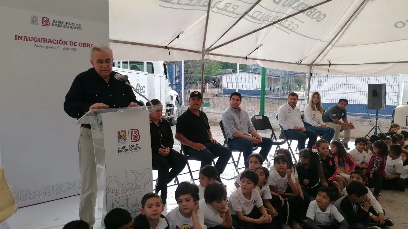 Gobernador Rubén Rocha Moya en la inauguración de las calles pavimentadas en Soyatita