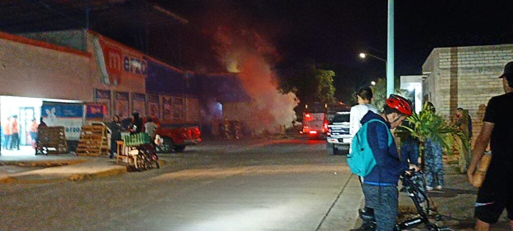 Humo saliendo de la tienda tras el actuar de los Bomberos combatiendo el fuego