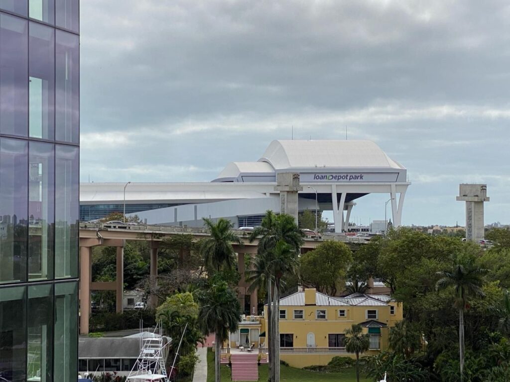 Desde una plaza cercana a la casa de los Miami Marlins, se aprecia el gran techo y la estructura donde se retrae