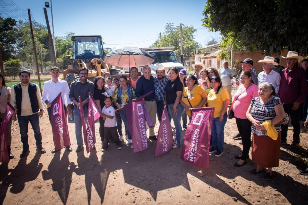 Alcalde de Culiacán da banderazo a los trabajos de pavimentación de calle en Tepuche, Culiacán