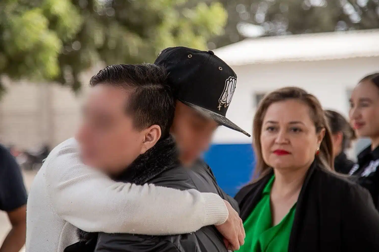 Dulce Irene abrazando a su familia tras haber estado desaparecida 14 años