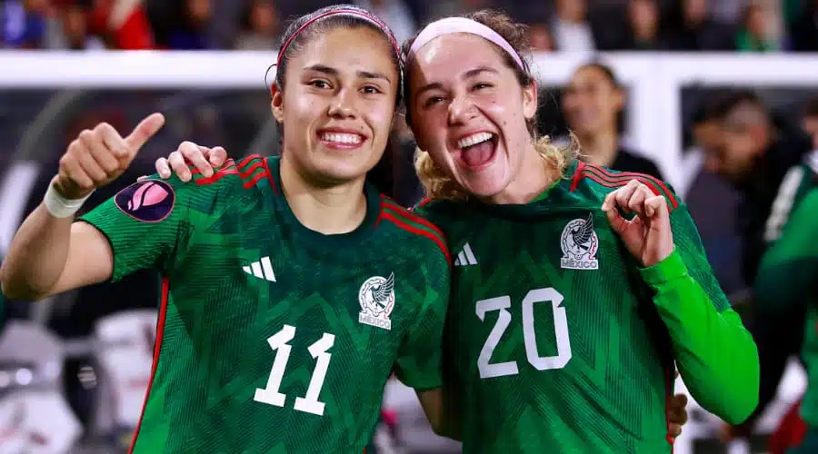 Lizbeth Ovalle y Mayra Pelayo festejan después del triunfo de México ante Estados Unidos
