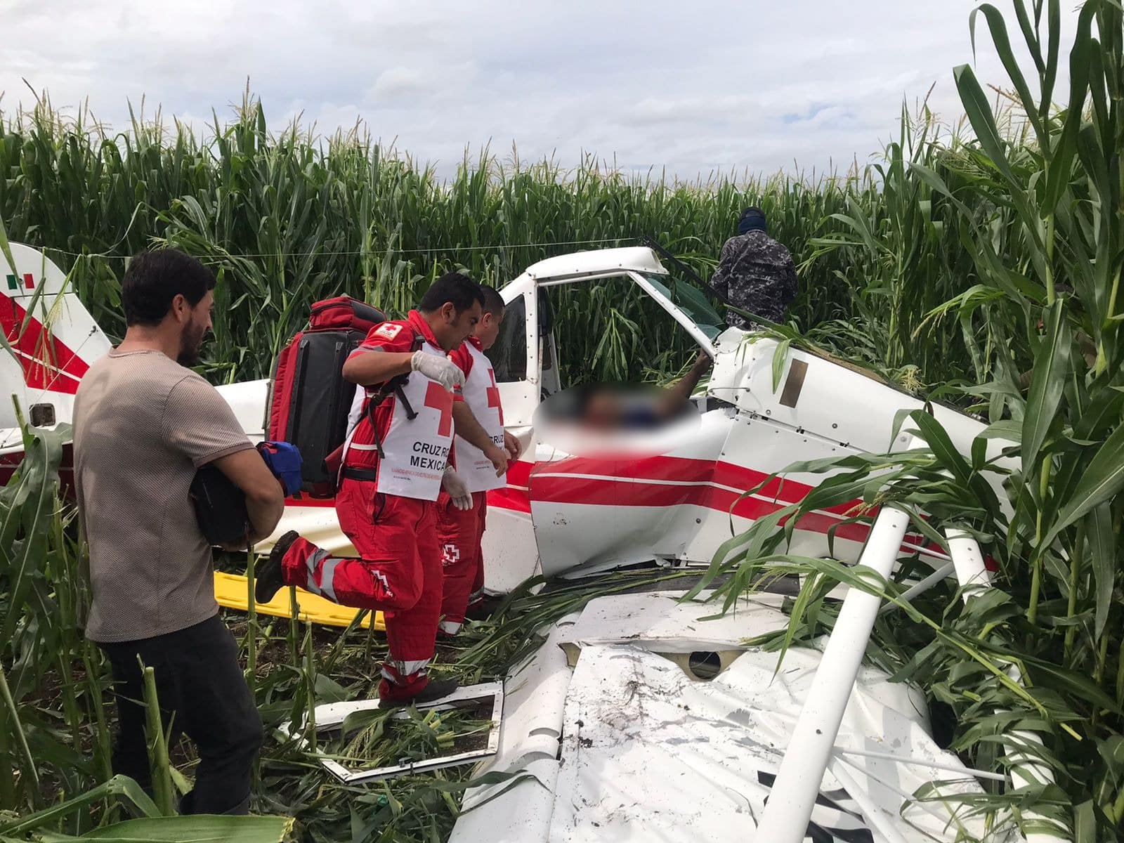 Paramédicos de Cruz Roja atendiendo a lesionado