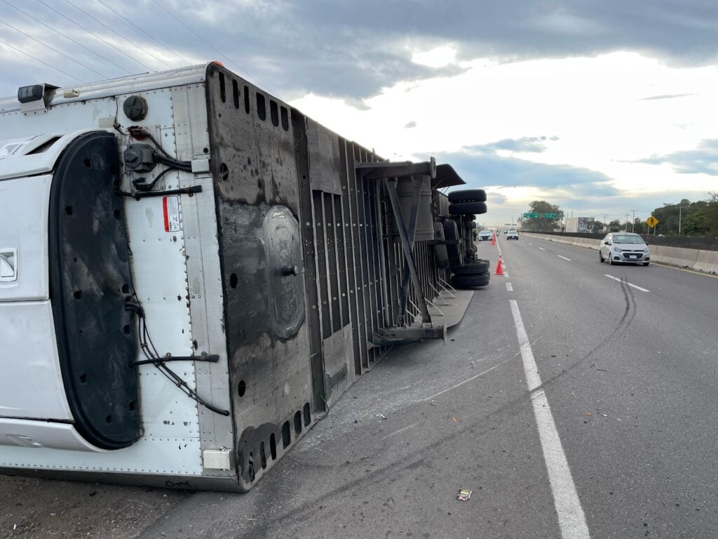 Tráiler de aguacates termina volcando sobre la México 15