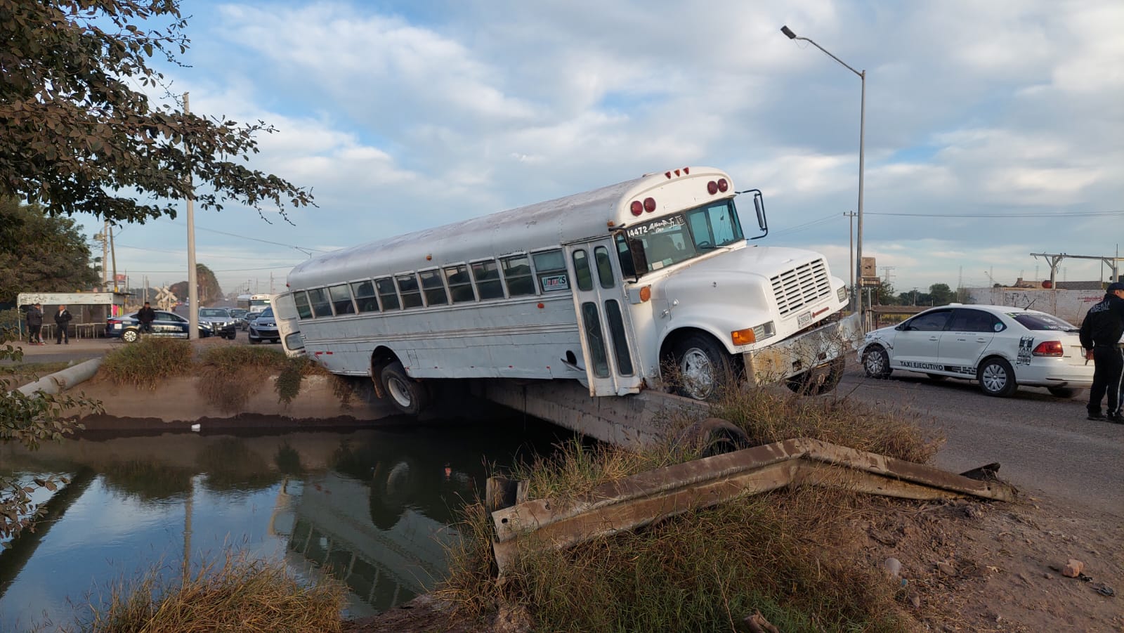 Camión de transporte cerca de caer en un canal de riego