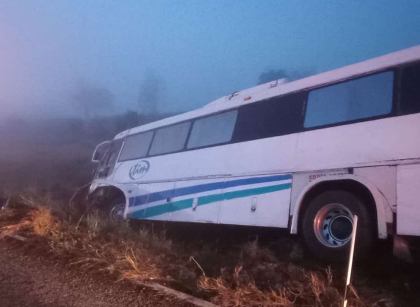 Camión de jornaleros cae en la carretera Mazatlán-Culiacán