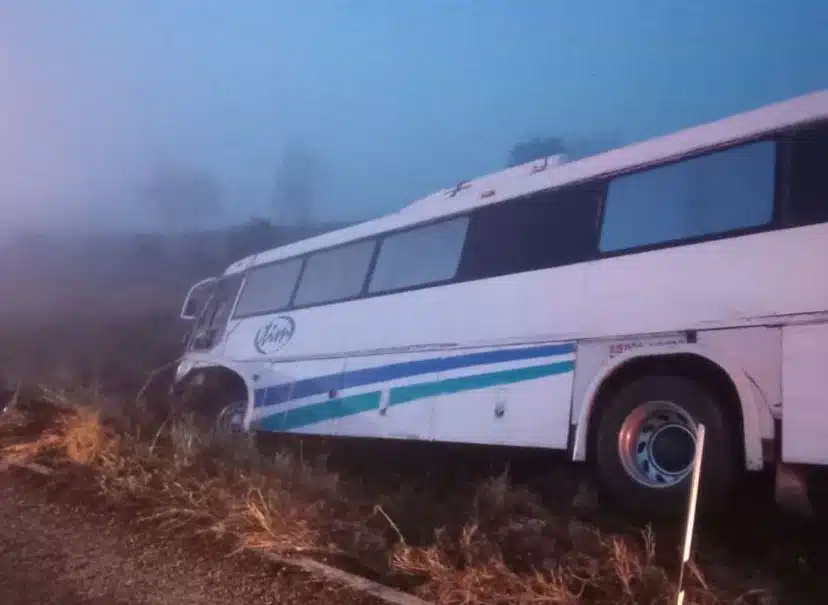 Camión de jornaleros cae en la carretera Mazatlán-Culiacán
