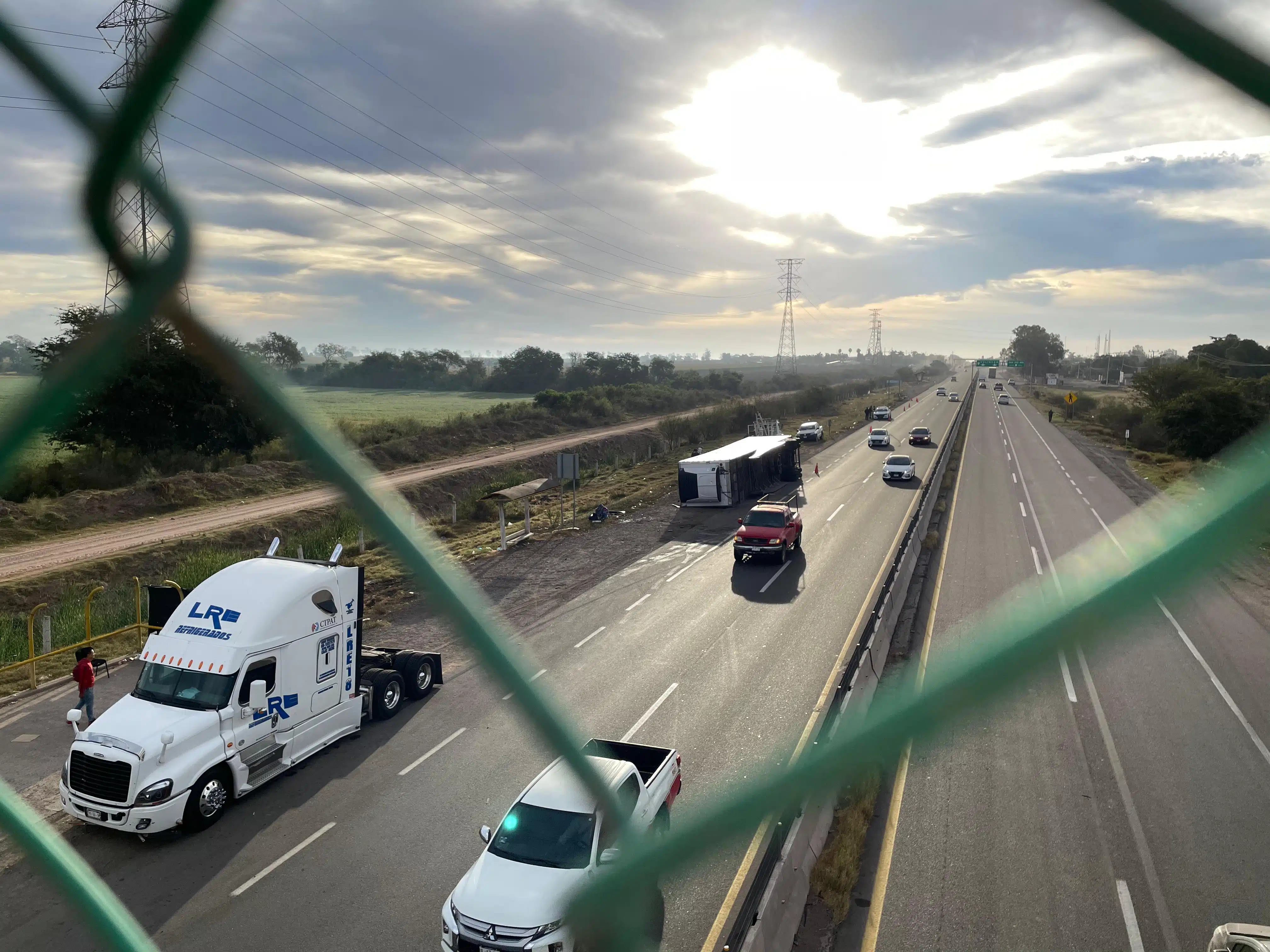 Tráiler de aguacates termina volcando sobre la México 15