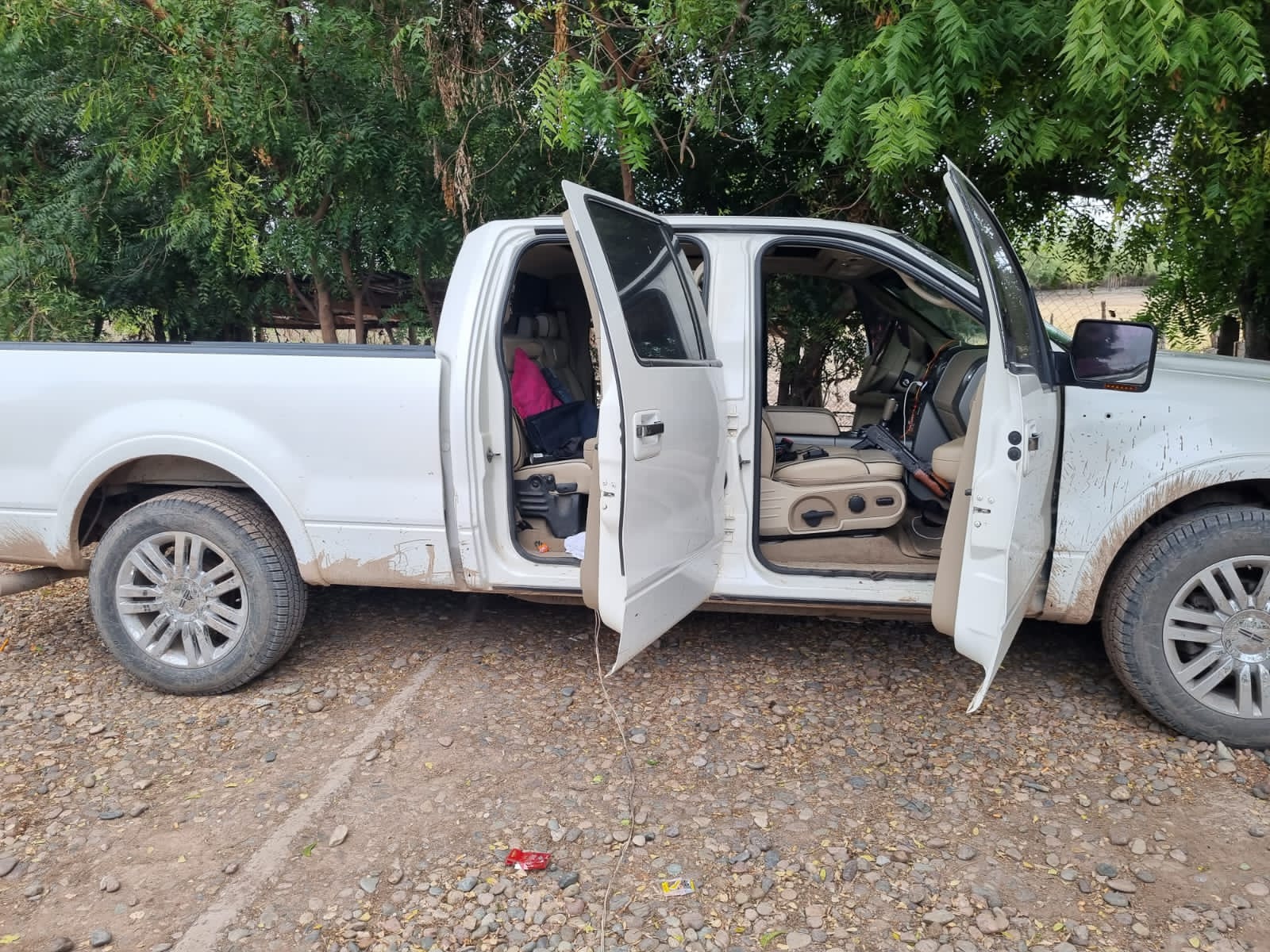 Camioneta blindada con las puertas abiertas
