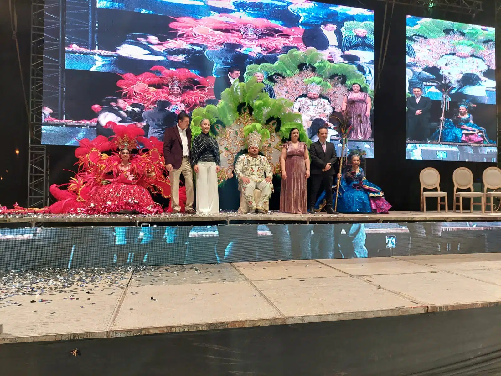 Coronan al Rey de la Alegría en el Carnaval de Guamúchil.