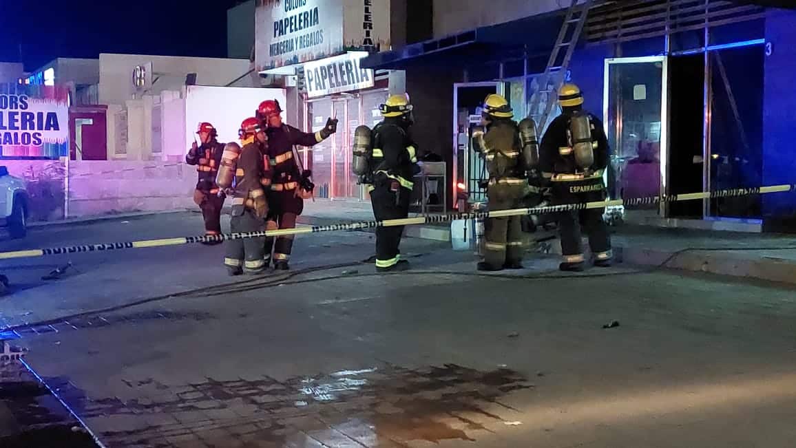 Elementos de Bomberos en la zona acordonada del lugar donde ocurrió el incendio