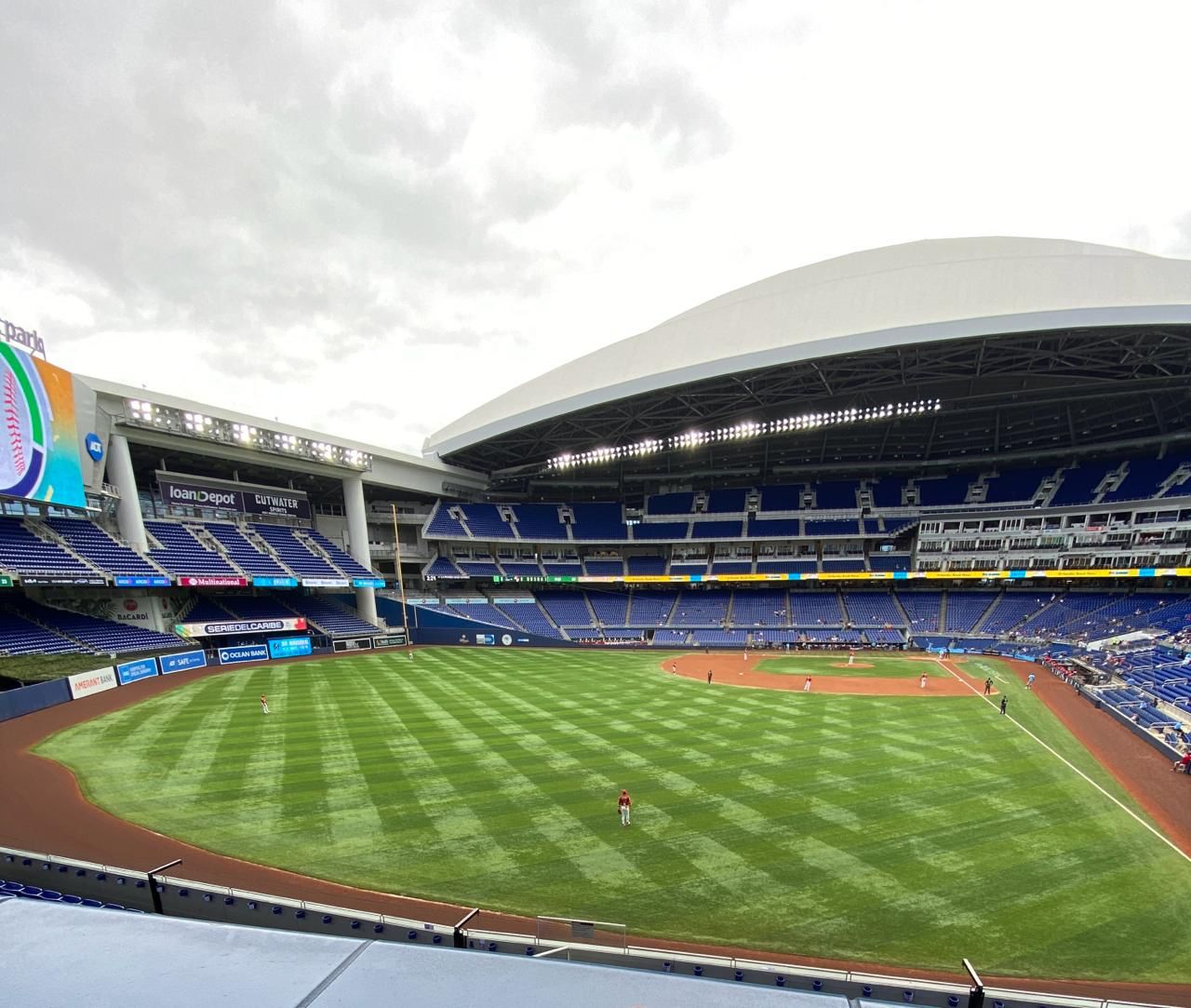 El estadio loanDepot Park abierto en la Serie del Caribe Miami 2024, luego de que permaneció cerrado su techo en el rol regular