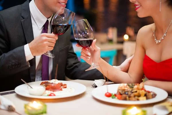 Cena romántica en restaurante