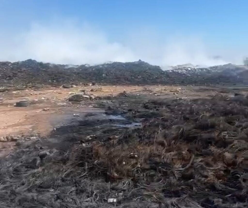 Bomberos de Culiacán apagan incendio en el basurón que se encuentra en el poblado La Pitayita