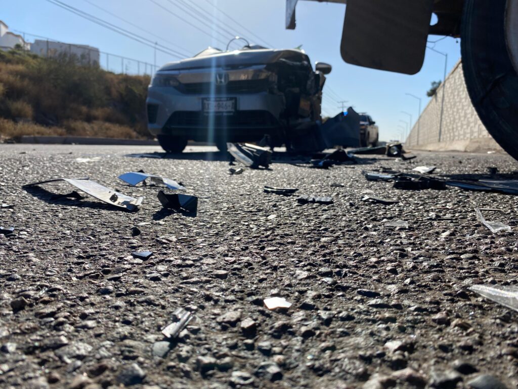 vehículo color gris accidentado por la México 15 a la altura de la UAdeO en Los Mochis.