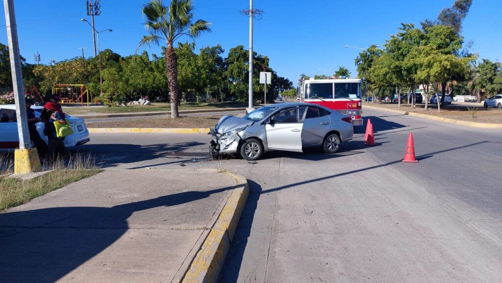 Bomberos Voluntarios ayudaron a las personas involucradas en el accidente a valorarlas sin que presentaran lesiones mayores.