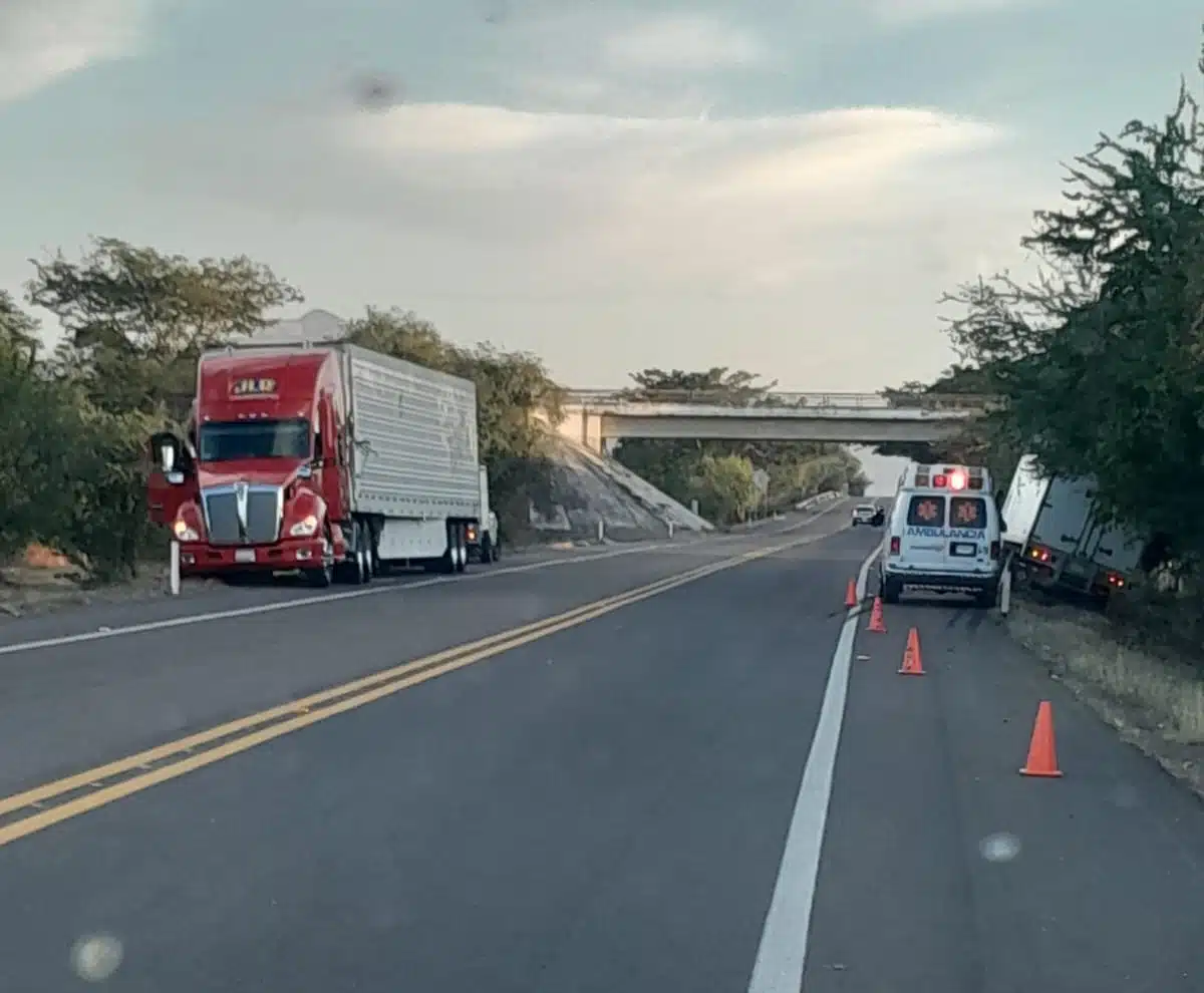El accidente ocurrió en el kilómetro 165 de la autopista Mazatlán-Tepic.