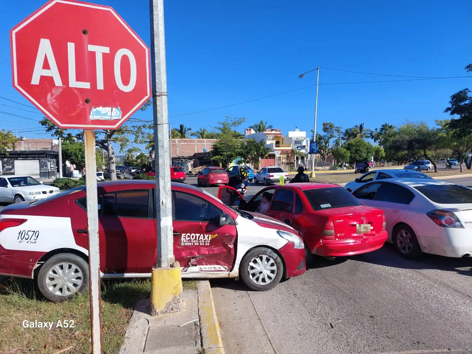 El chofer de un Ecotaxi rojo que se cruzó una avenida sin hacer alto y provocó el choque.