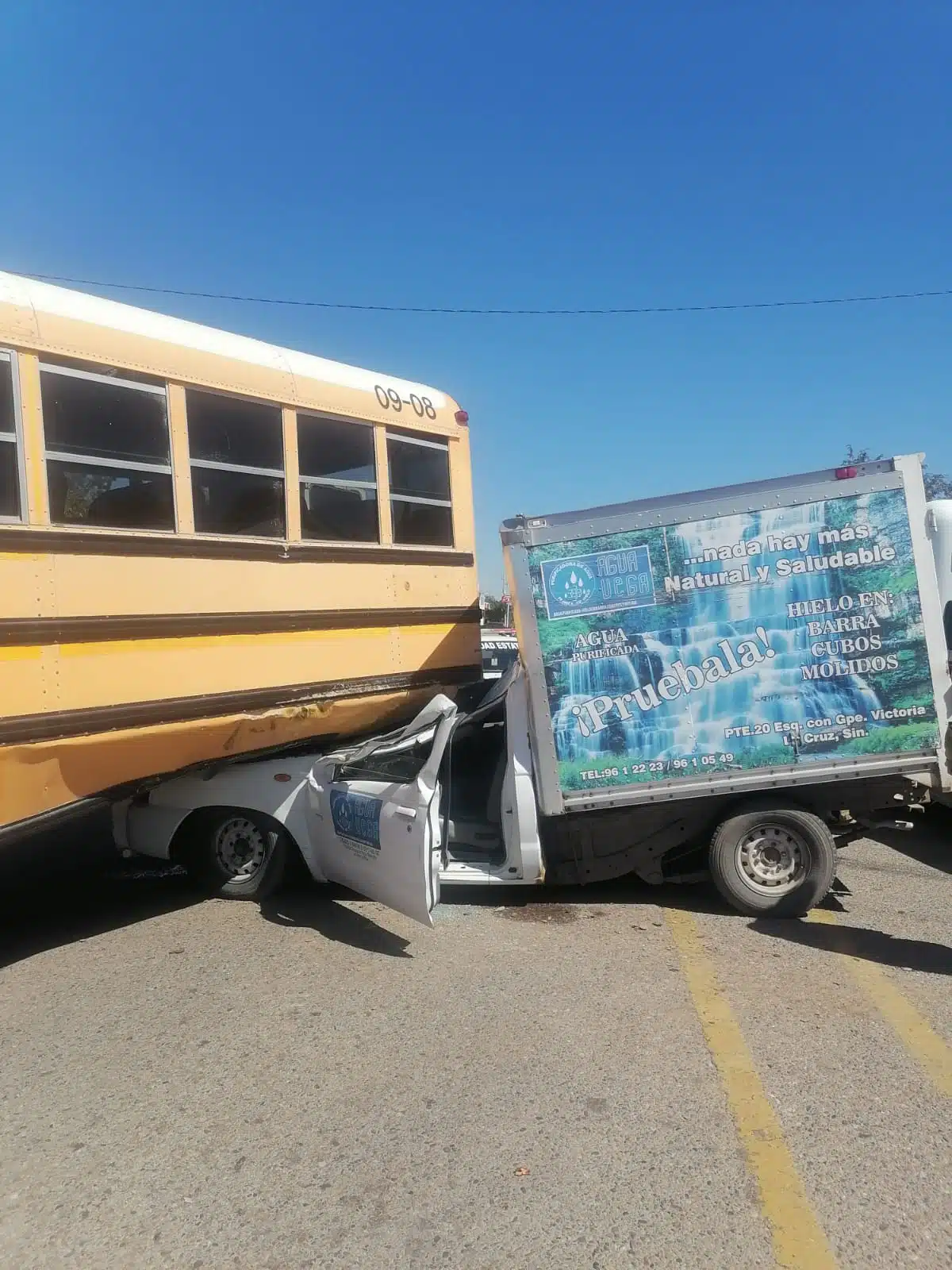 Tres lesionados deja choque entre camión de jornaleros y camioneta cerca de playa Ceuta en Elota