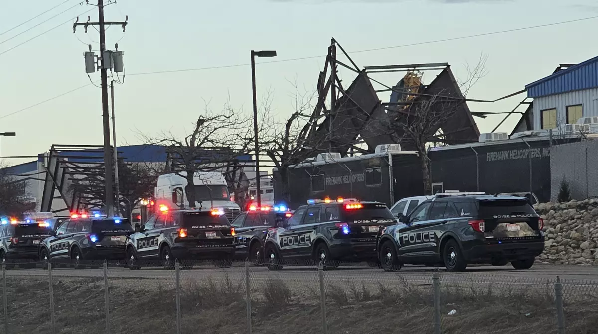 Autoridades responden a la escena del colapso de un hangar