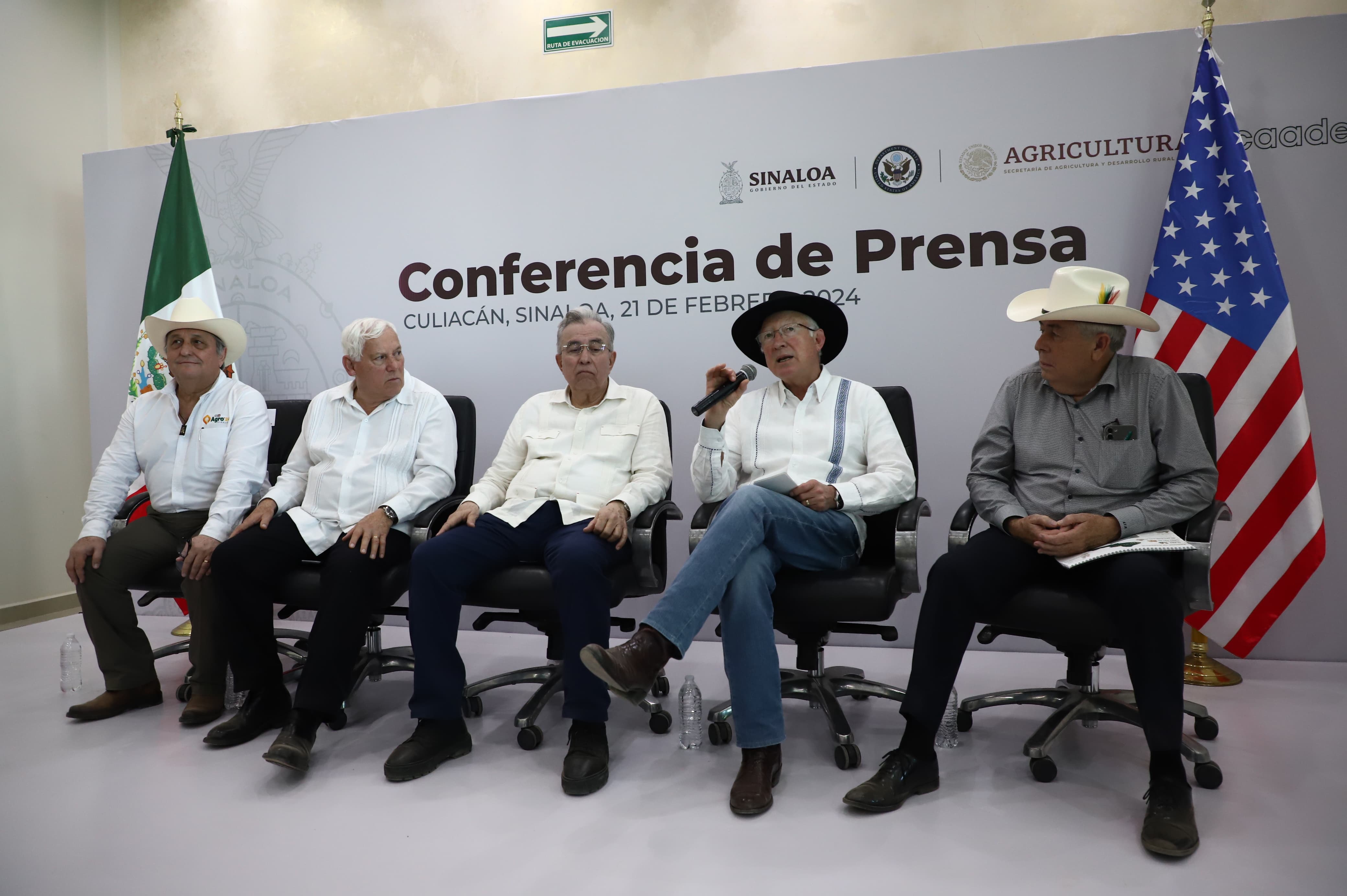Conferencia de prensa- Ken Salazar