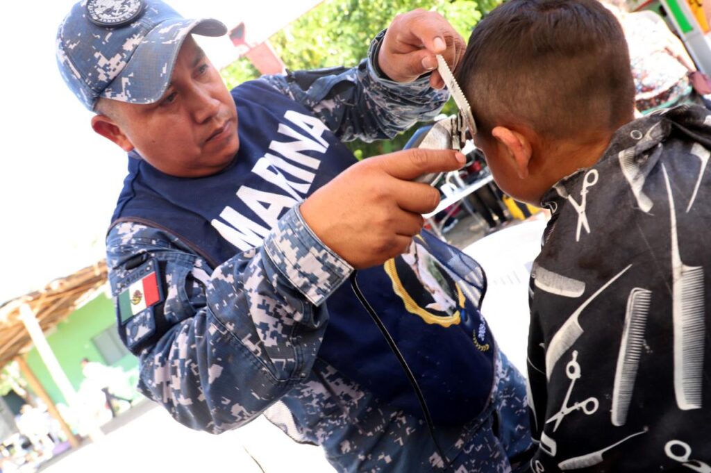 Personal de la Marina realizando corte de cabello