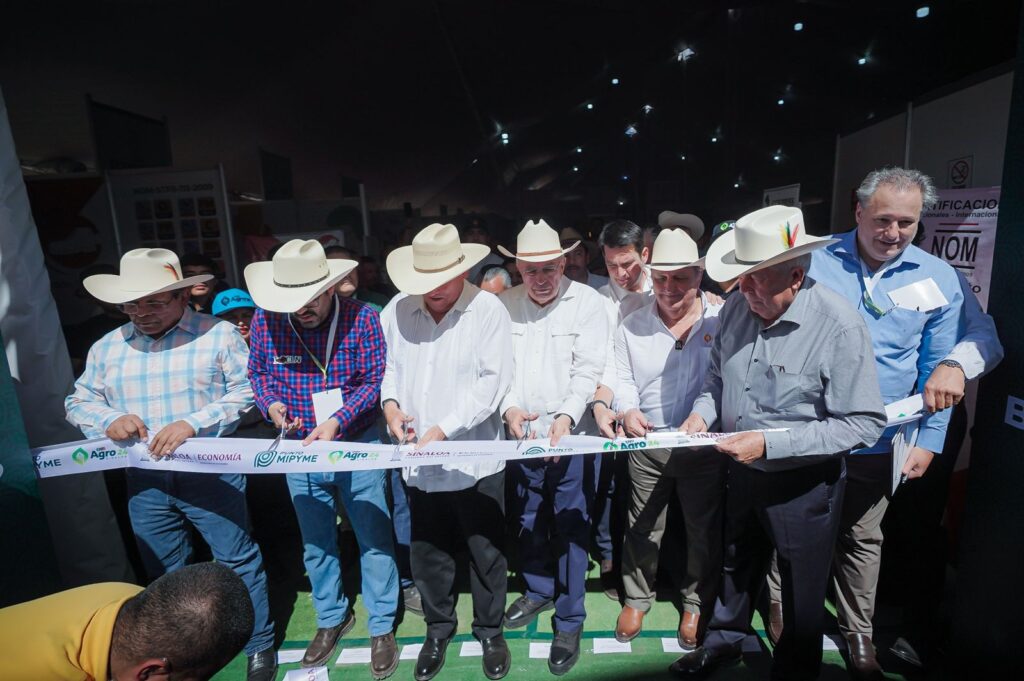Gobernador inaugurando el "Punto Mipyme" en la Expo Agro 2024