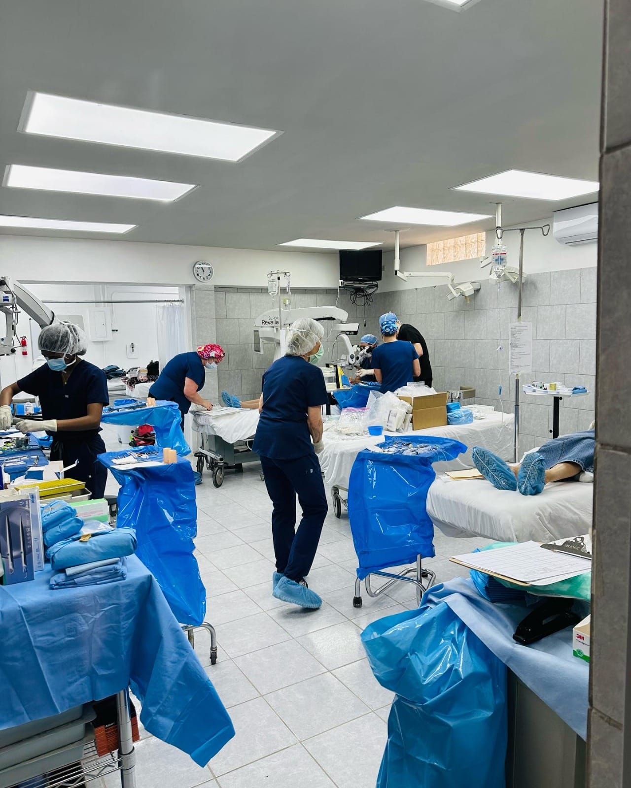 Médicos Voladores laborando y atendiendo a los pacientes