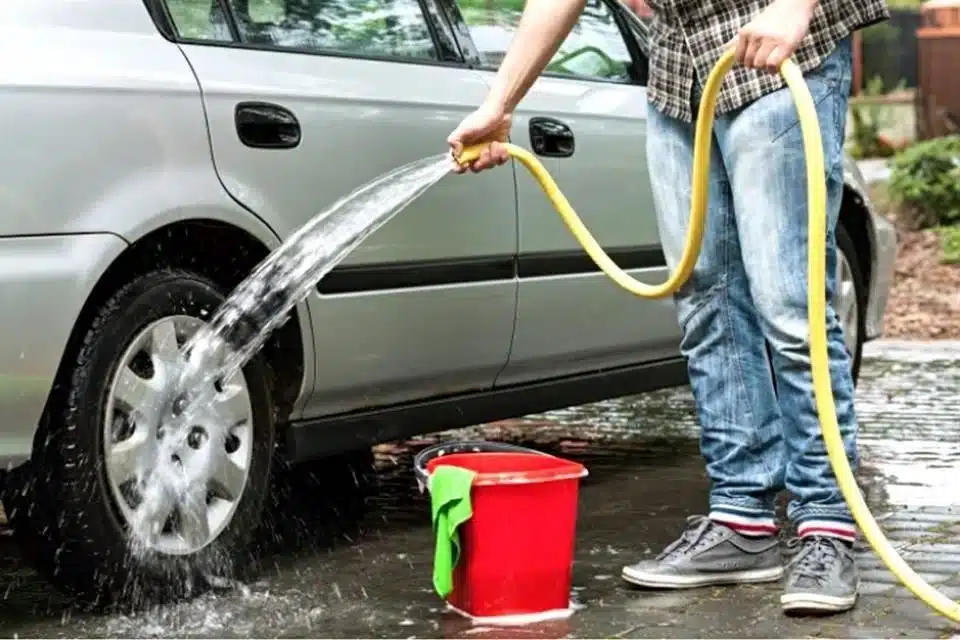 Persona lavando automóvil