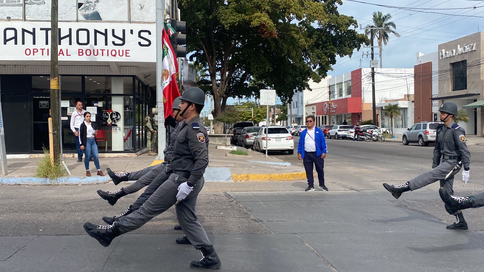 Desfile por el Día de a bandera en Los Mochis.