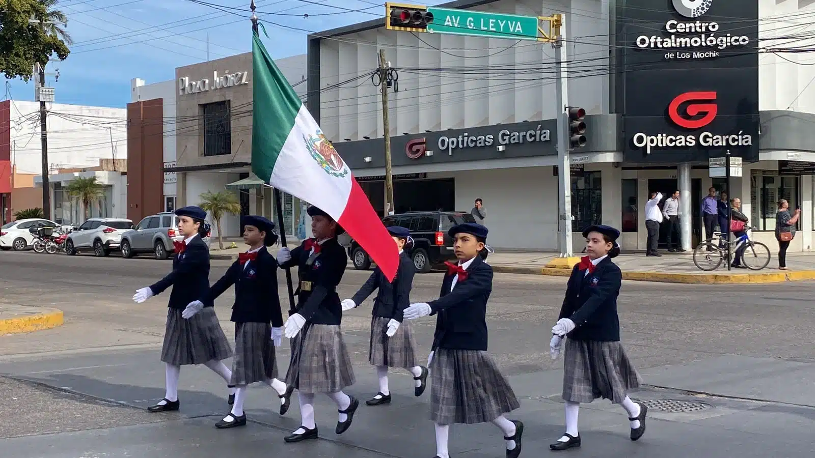 Desfile por el Día de a bandera en Los Mochis.