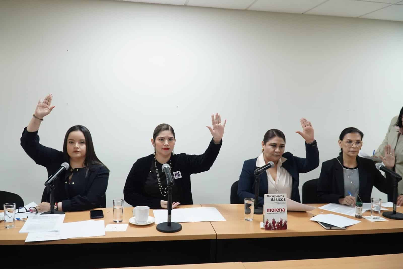 Diputados levantando el brazo