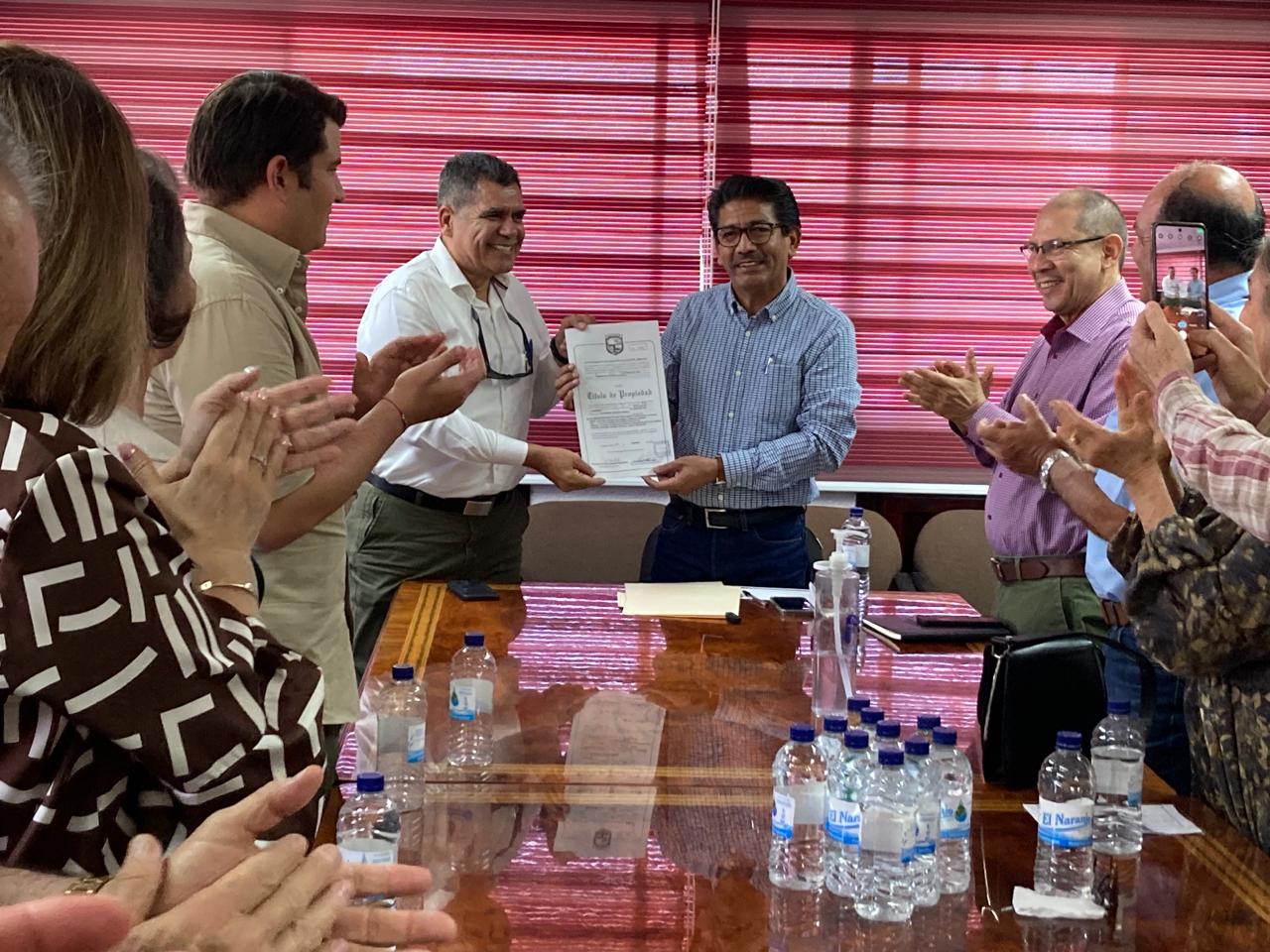 Alcalde de Guasave, Martín Ahumada Quintero hace entrega de titulo de propiedad al director de la clínica del IMSS Bienestar, Jesús Antonio López Rodríguez.