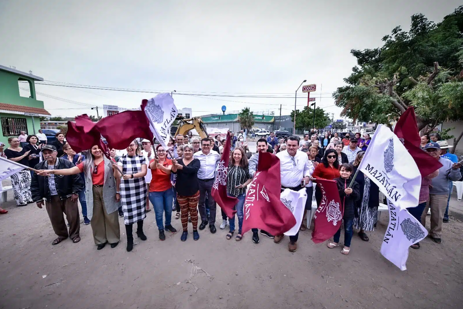 Alcalde de Mazatlán dando el banderazo de inicio de obra de rehabilitación junto los vecinos del fraccionamiento Infonavit Alarcón
