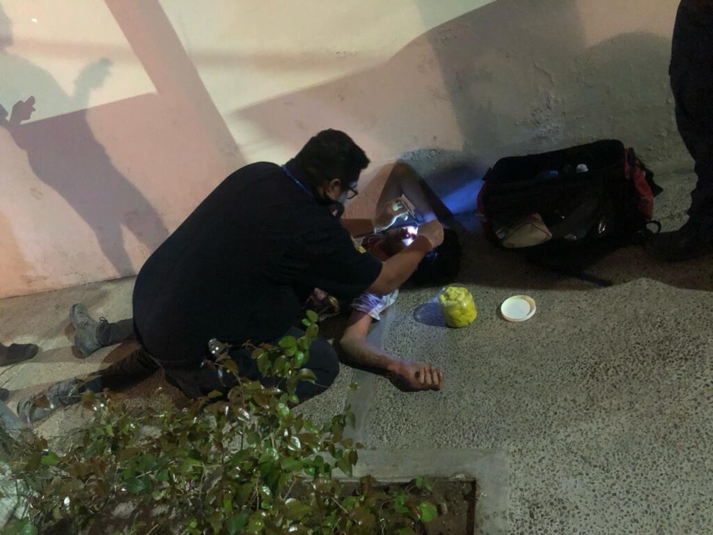 Bomberos Veteranos Mazatlán auxiliando al joven herido