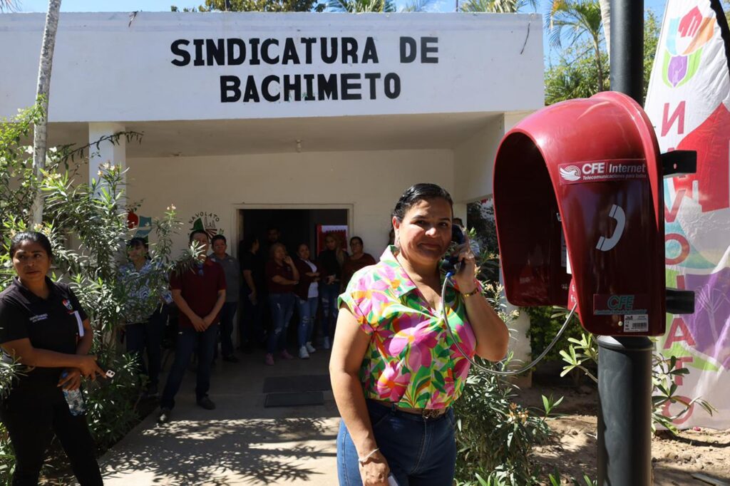 Una mujer utilizando la cabina telefónica en la sindicatura de Bachimeto