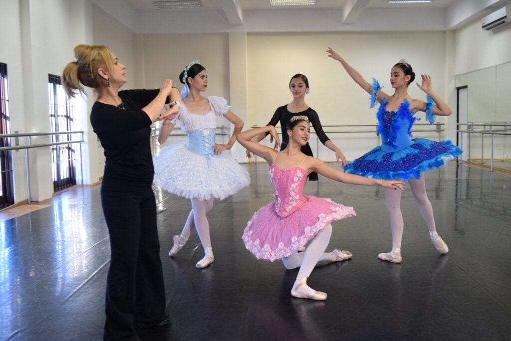 Jóvenes bailarinas junto a su profesora