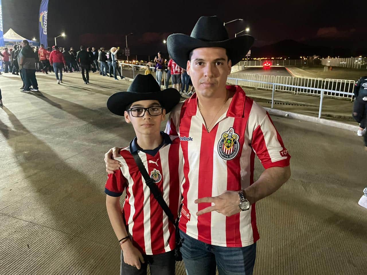 Aficionados de Chivas arriban a El Encanto con sombreros estilo 